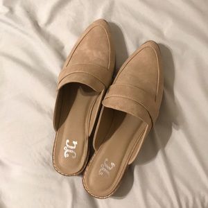 Nude pointed flats